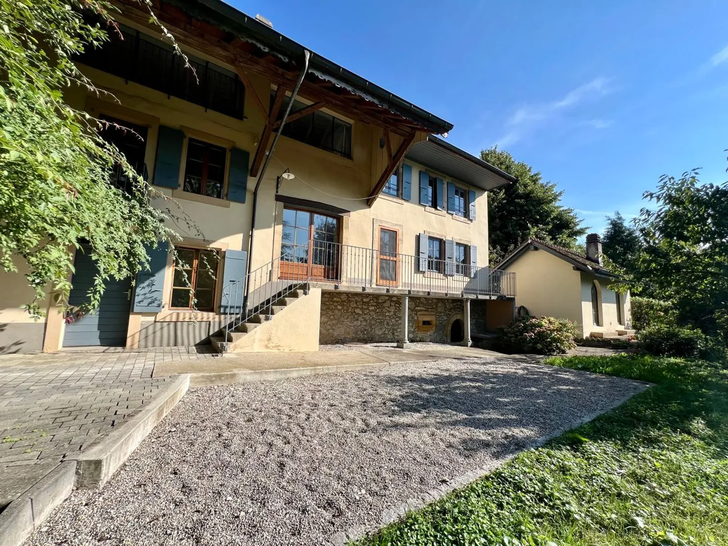Großes Dorfhaus voller Charme für eine oder zwei Familien, außergewöhnlicher Garten! - Foto 10 von 11