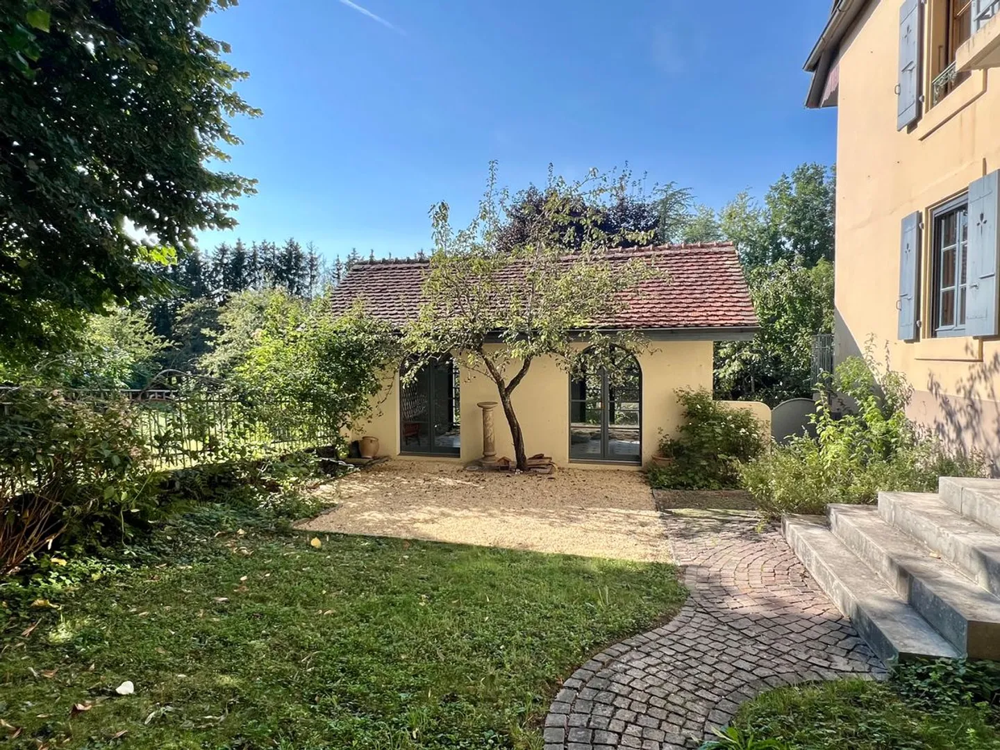 Großes Dorfhaus voller Charme für eine oder zwei Familien, außergewöhnlicher Garten! - Foto 11 von 11