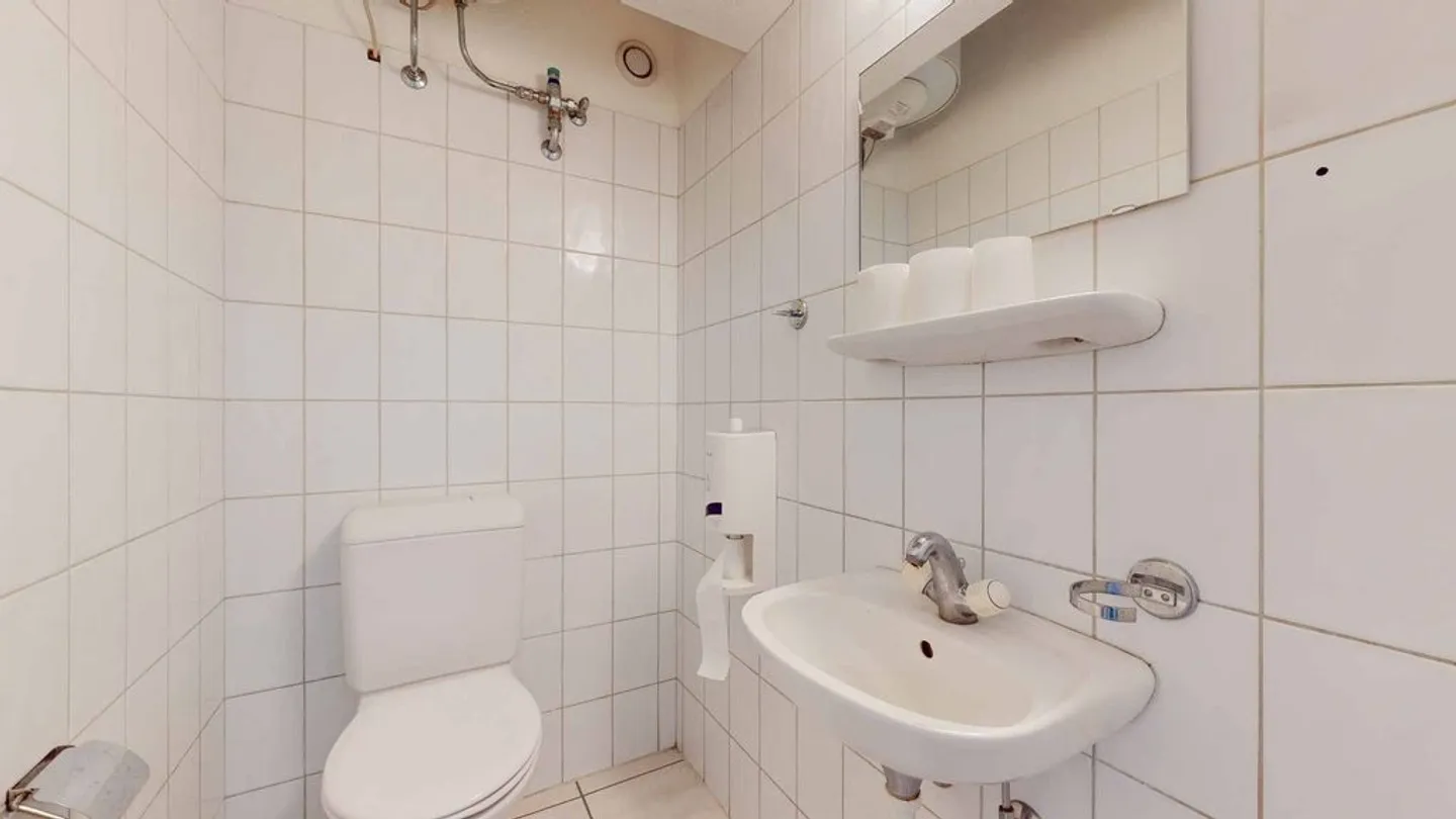 Suchen Sie einen geräumigen Raum nur wenige Schritte vom Stadtzentrum entfernt? - Foto 11 von 12