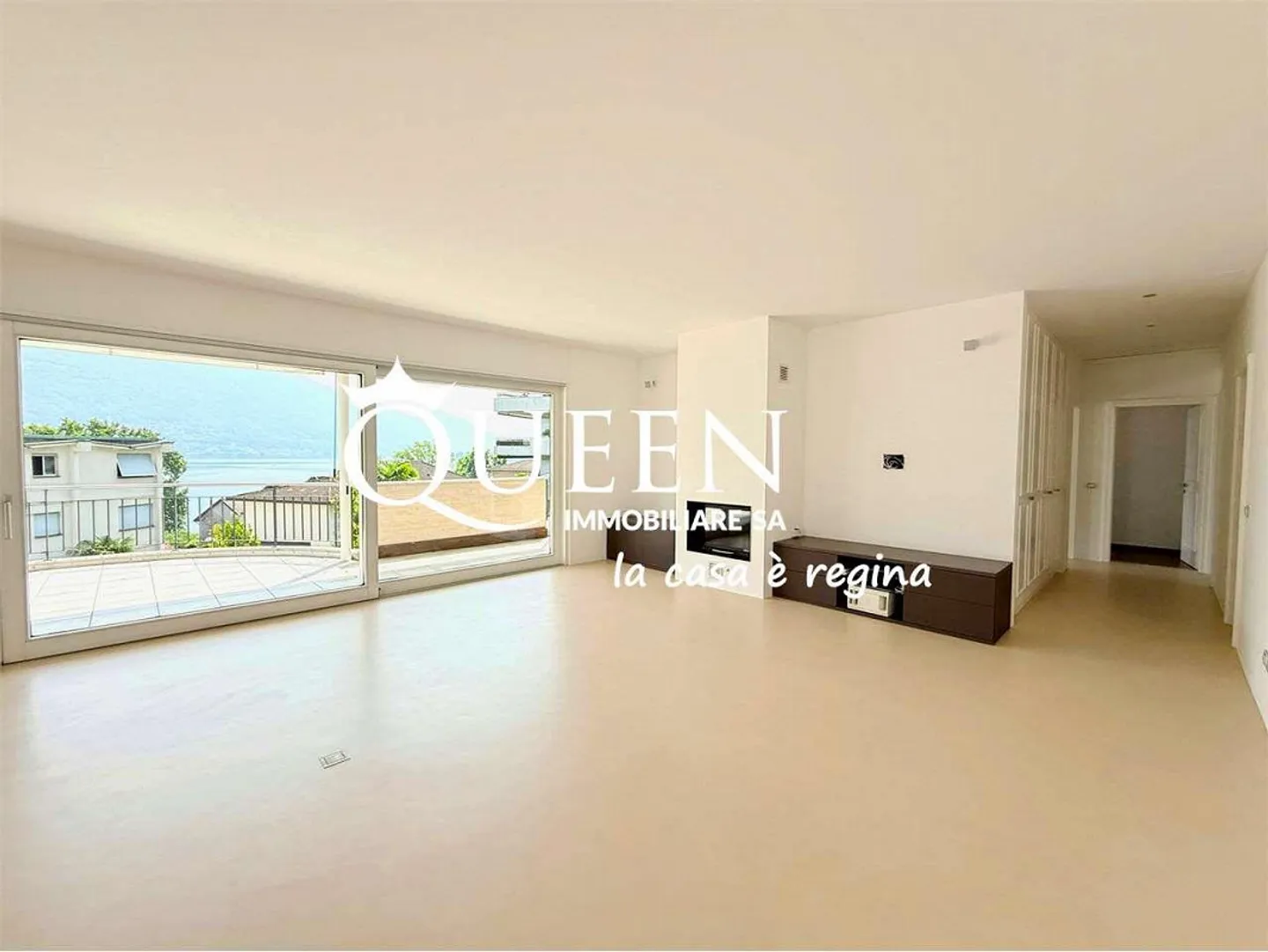 Minusio : penthouse 4.5 pièces, 150 m², terrasse, jacuzzi, vue sur le lac et les montagnes - Photo 4 sur 13