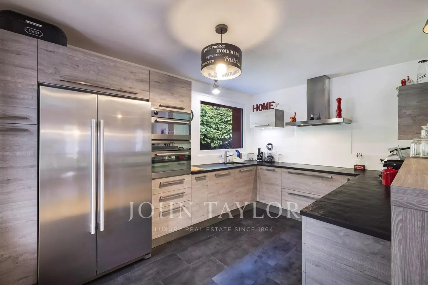 Spacious Family Villa in Saint-Léonard - Photo 4 of 10