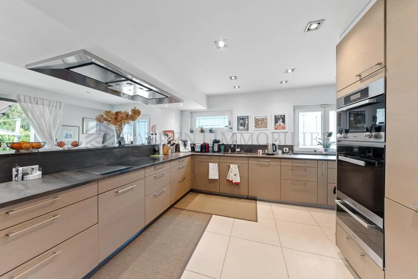 Stunning fully renovated property - Photo 6 of 13