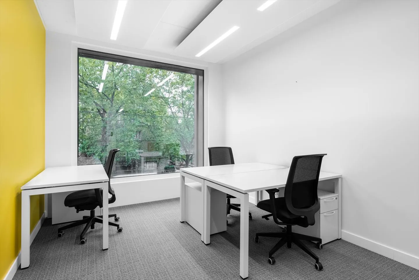 Spazio ufficio privato per 3 persone presso Regus City Center - Foto 1 di 8