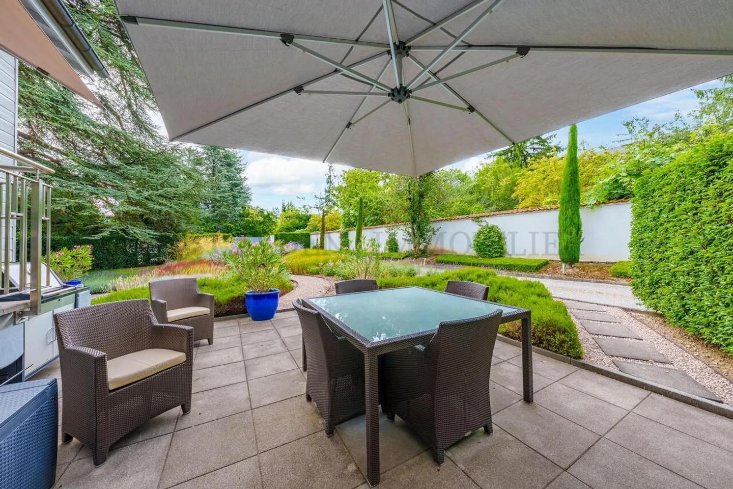 Stunning fully renovated property - Photo 3 of 13