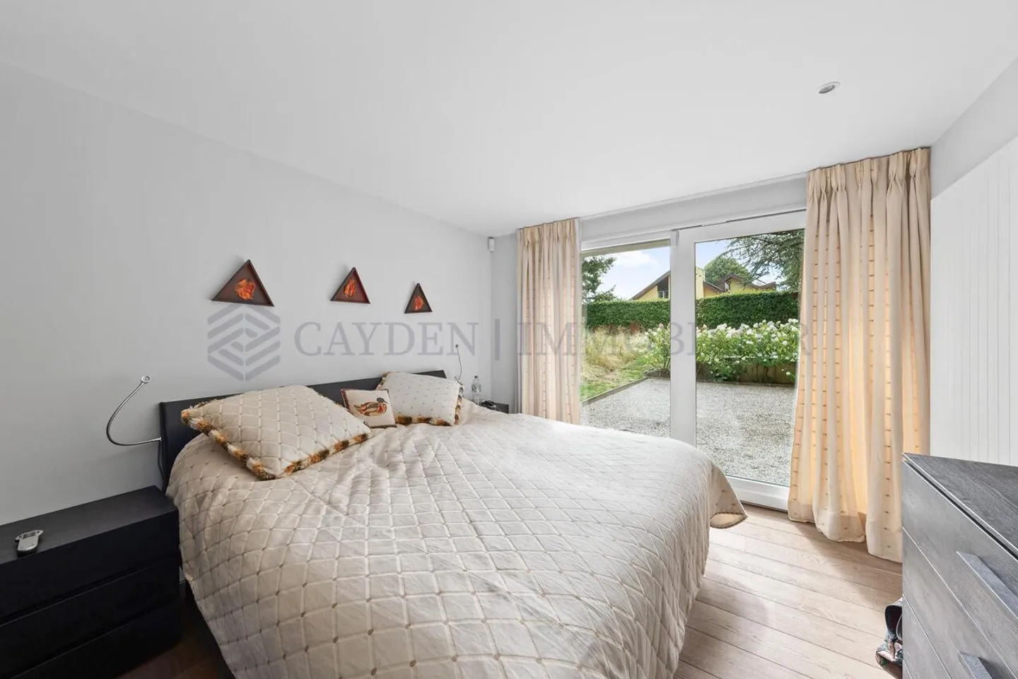 Stunning fully renovated property - Photo 12 of 13