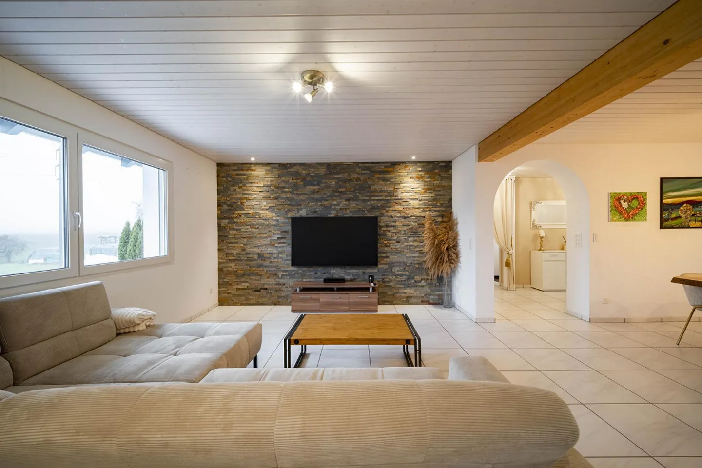 Dreamlike Maisonette Apartment with Far-Reaching Views and Modern Amenities - Photo 3 of 6