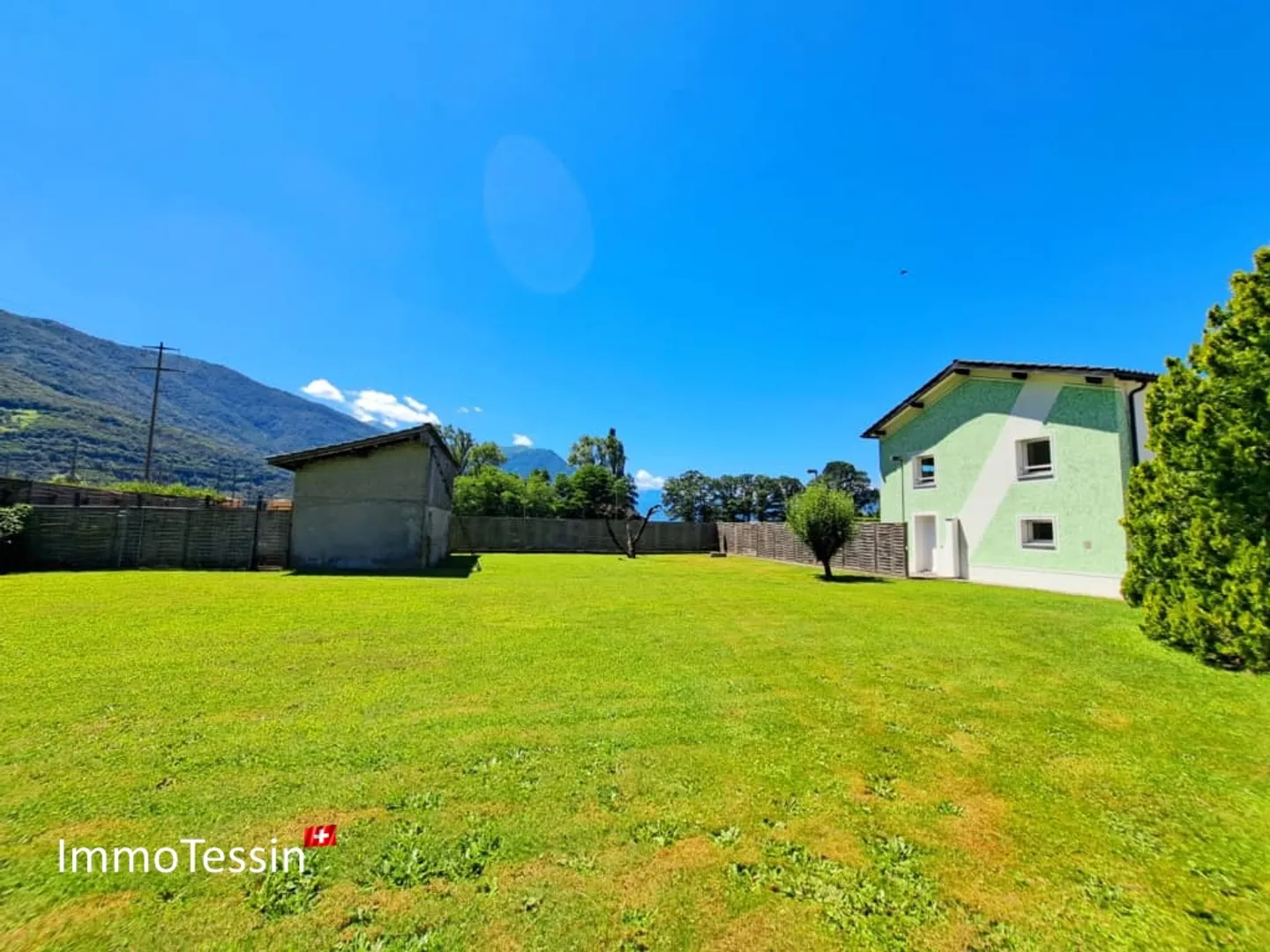Villa completamente ristrutturata e scuderia: ideale per l'allevamento di cavalli, con terreno di 2200 m2 a Giubiasco - Foto 1 di 13