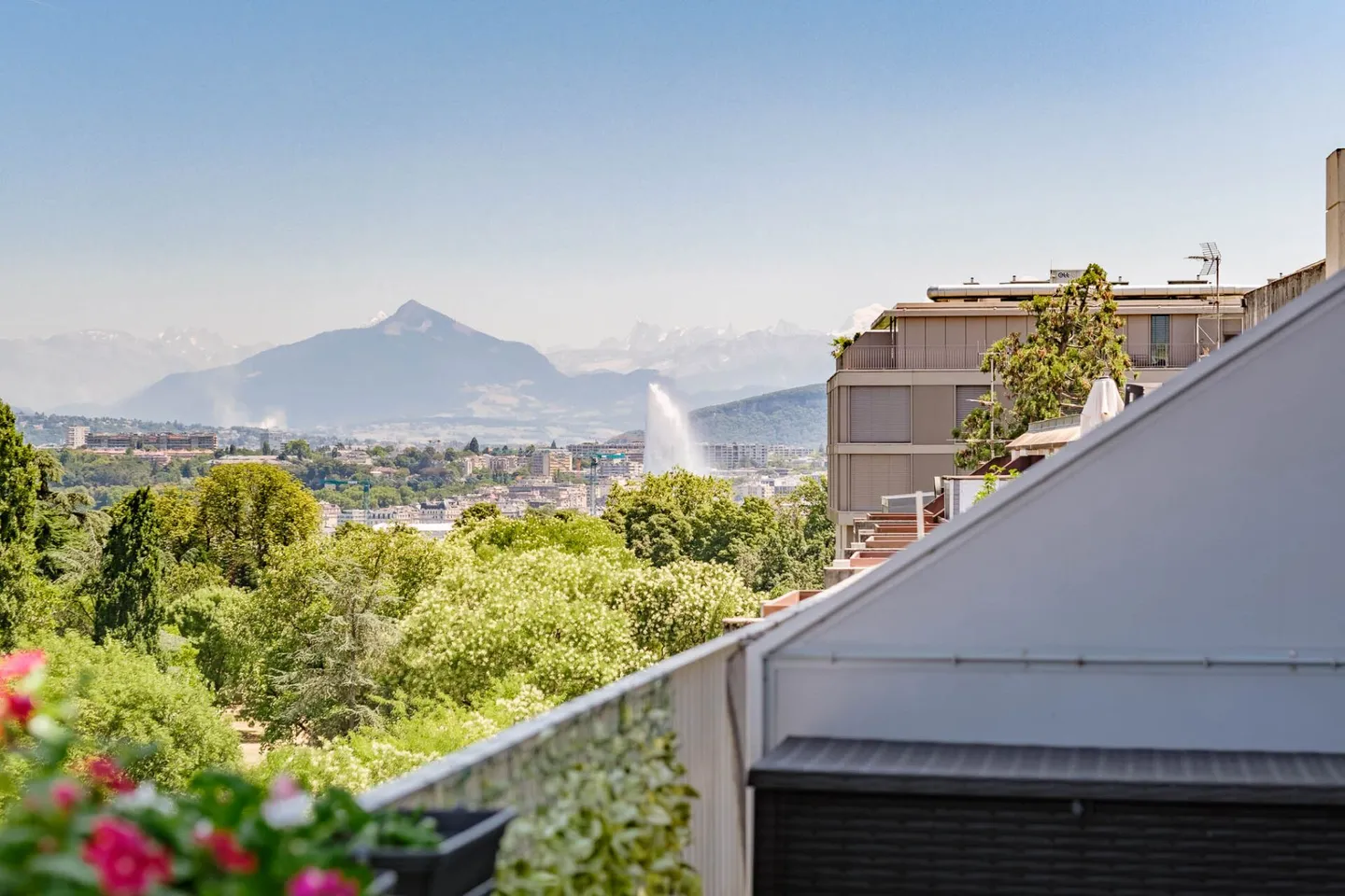 Very nice penthouse with unobstructed view in Petit-Saconnex - Photo 1 of 10