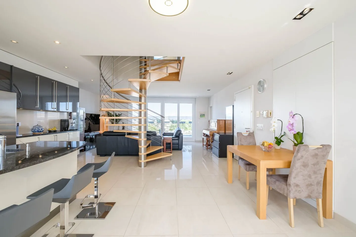 Very nice penthouse with unobstructed view in Petit-Saconnex - Photo 3 of 10