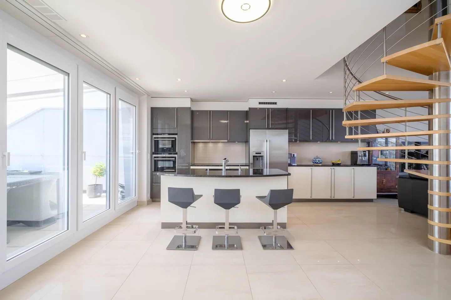 Very nice penthouse with unobstructed view in Petit-Saconnex - Photo 2 of 10