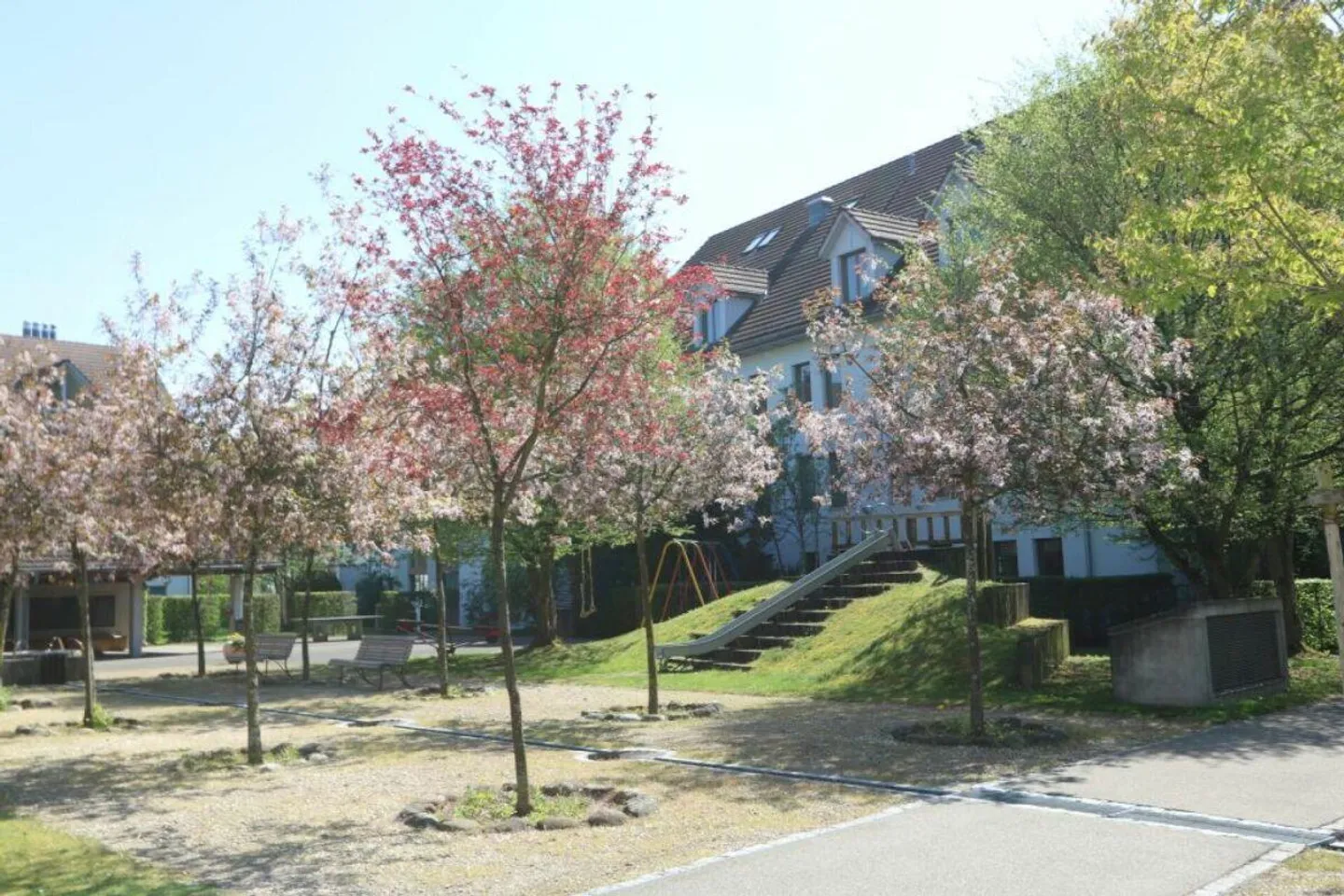 Appartamento spazioso e moderno in un ambiente simile a un parco - Foto 2 di 11