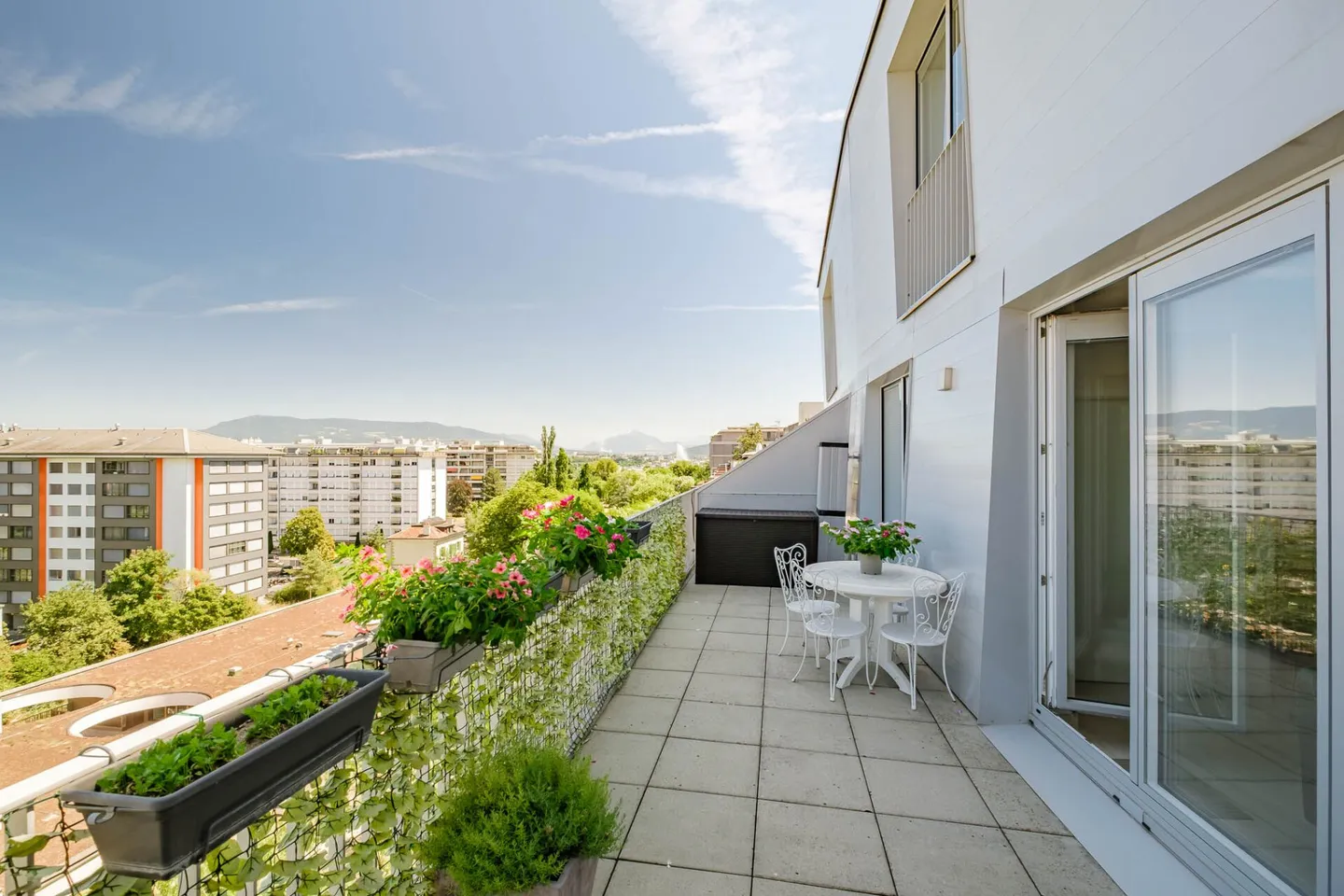 Very nice penthouse with unobstructed view in Petit-Saconnex - Photo 9 of 10
