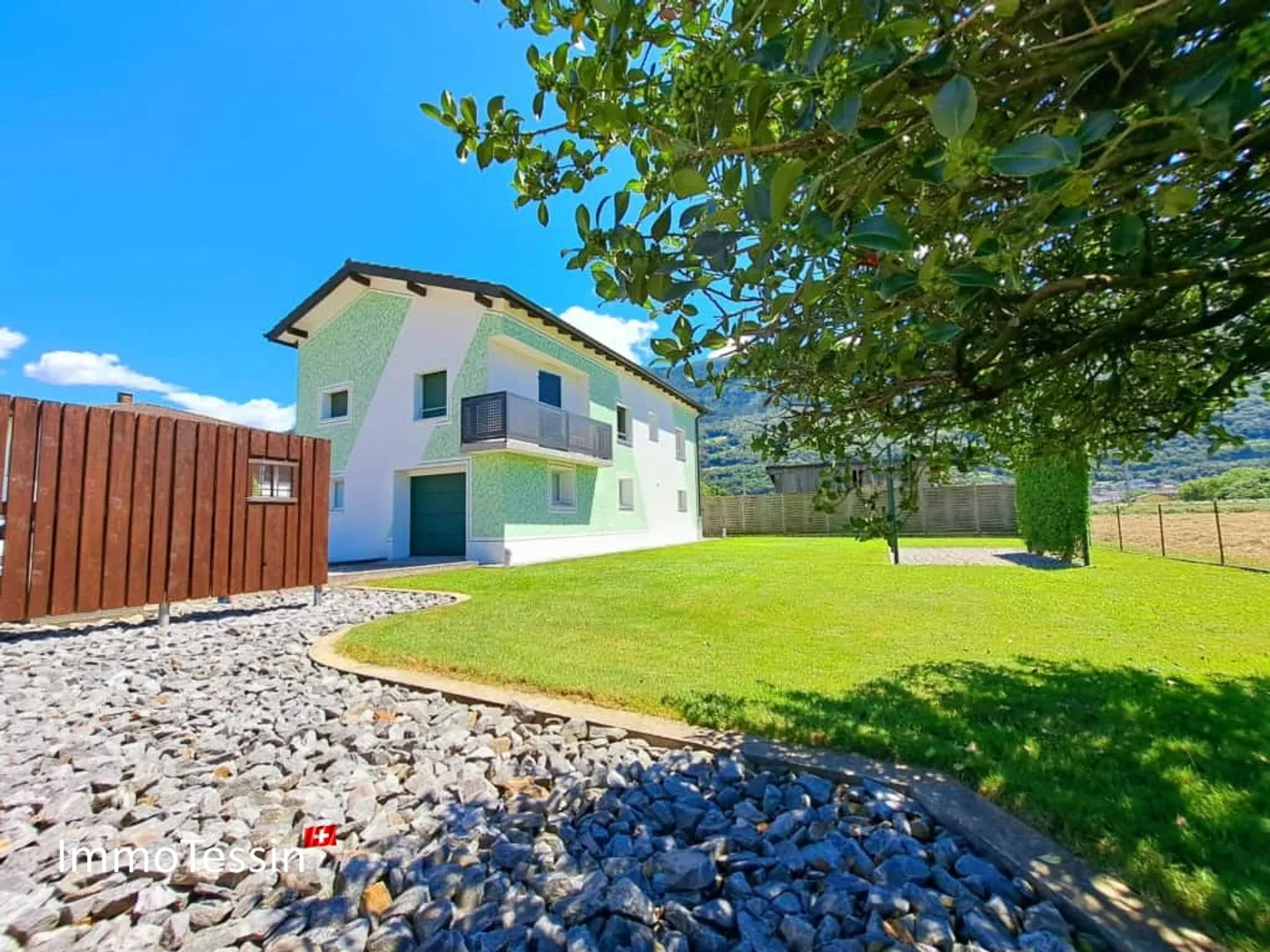 Villa completamente ristrutturata e scuderia: ideale per l'allevamento di cavalli, con terreno di 2200 m2 a Giubiasco - Foto 2 di 13