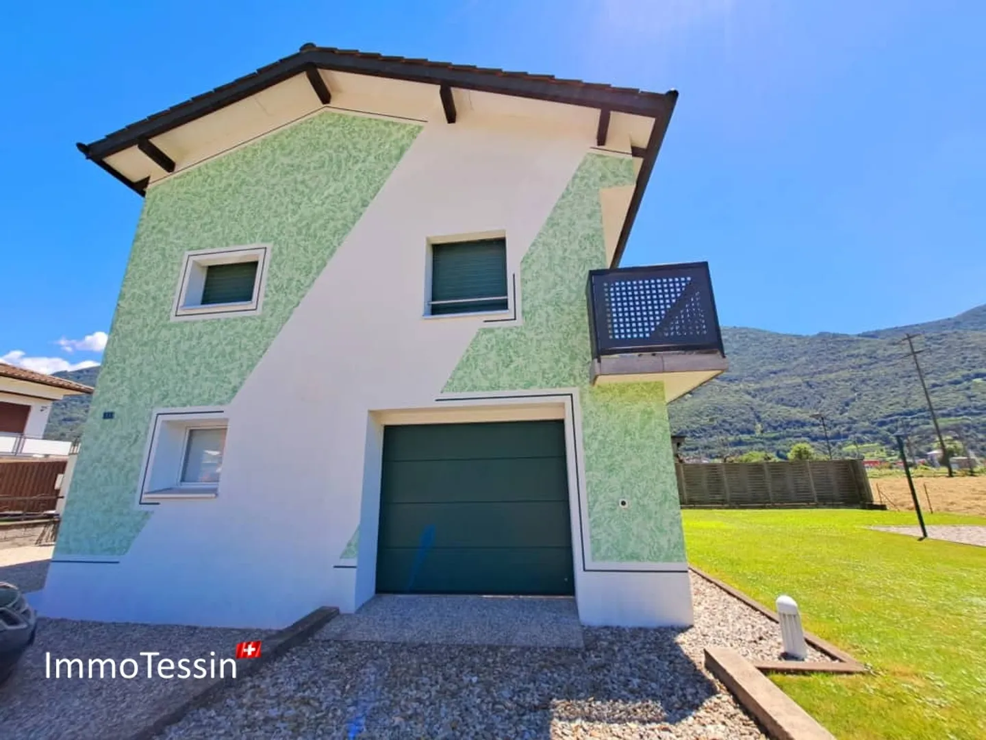 Villa completamente ristrutturata e scuderia: ideale per l'allevamento di cavalli, con terreno di 2200 m2 a Giubiasco - Foto 4 di 13