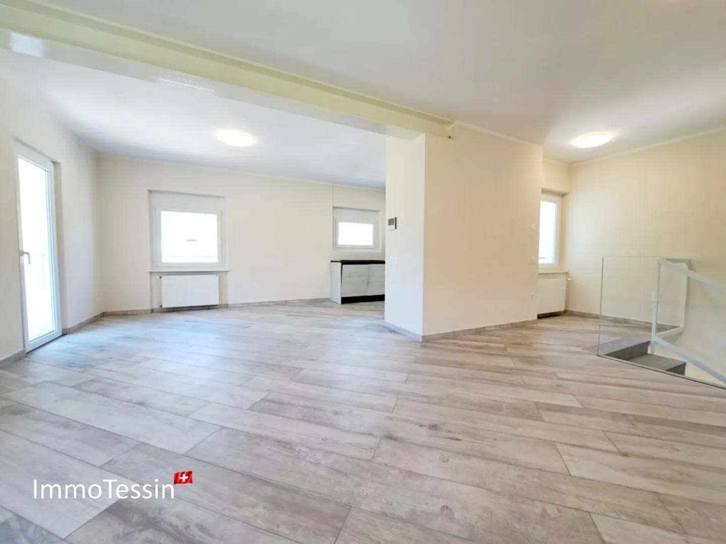 Villa completamente ristrutturata e scuderia: ideale per l'allevamento di cavalli, con terreno di 2200 m2 a Giubiasco - Foto 6 di 13