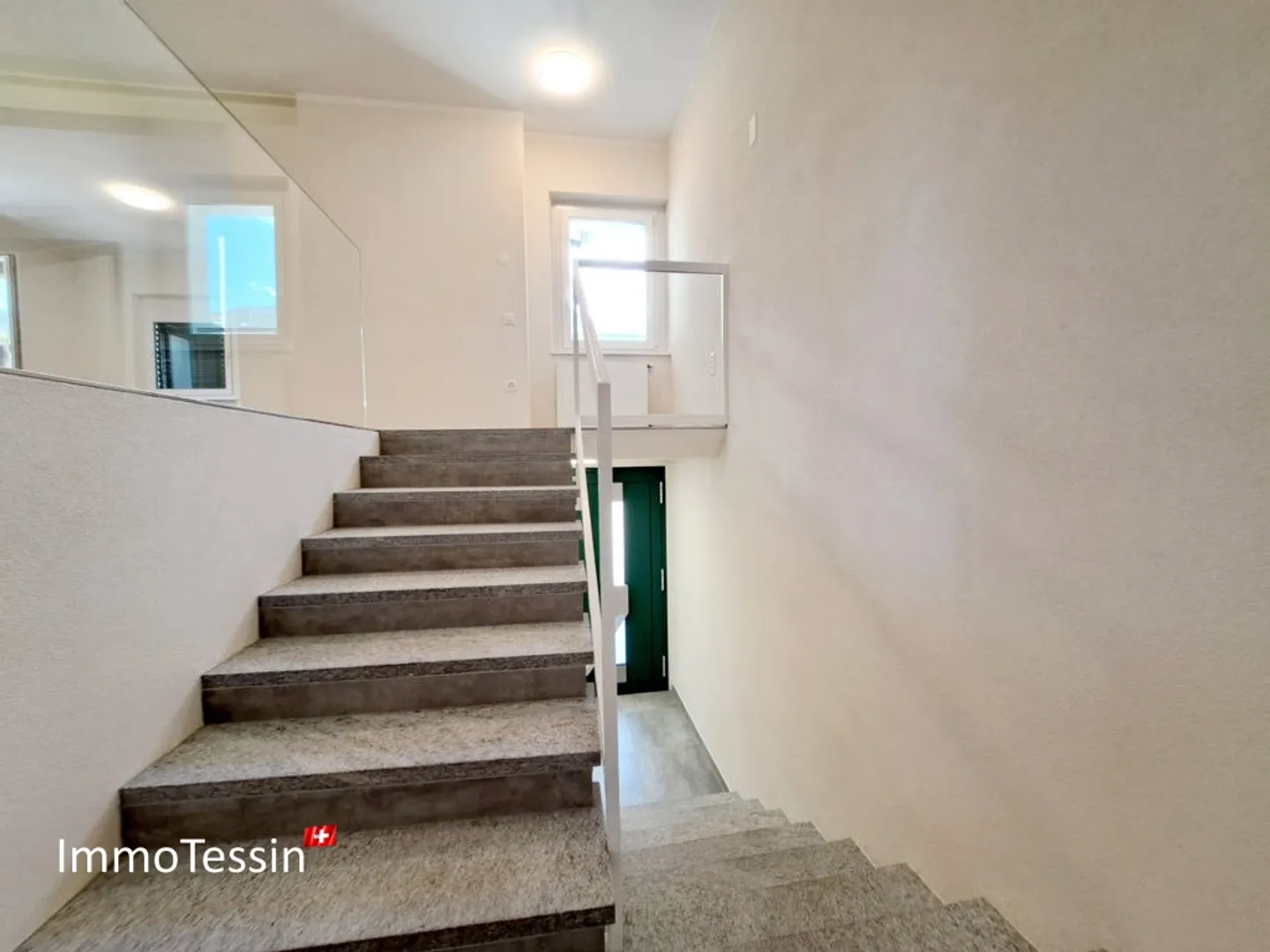 Villa completamente ristrutturata e scuderia: ideale per l'allevamento di cavalli, con terreno di 2200 m2 a Giubiasco - Foto 7 di 13