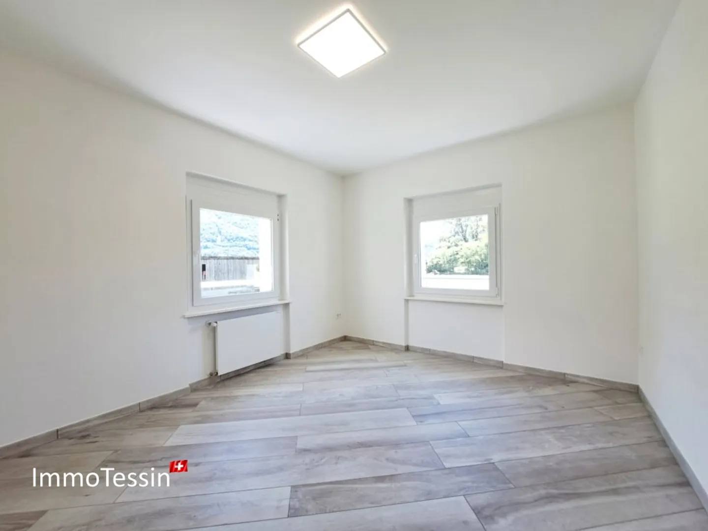 Villa completamente ristrutturata e scuderia: ideale per l'allevamento di cavalli, con terreno di 2200 m2 a Giubiasco - Foto 8 di 13