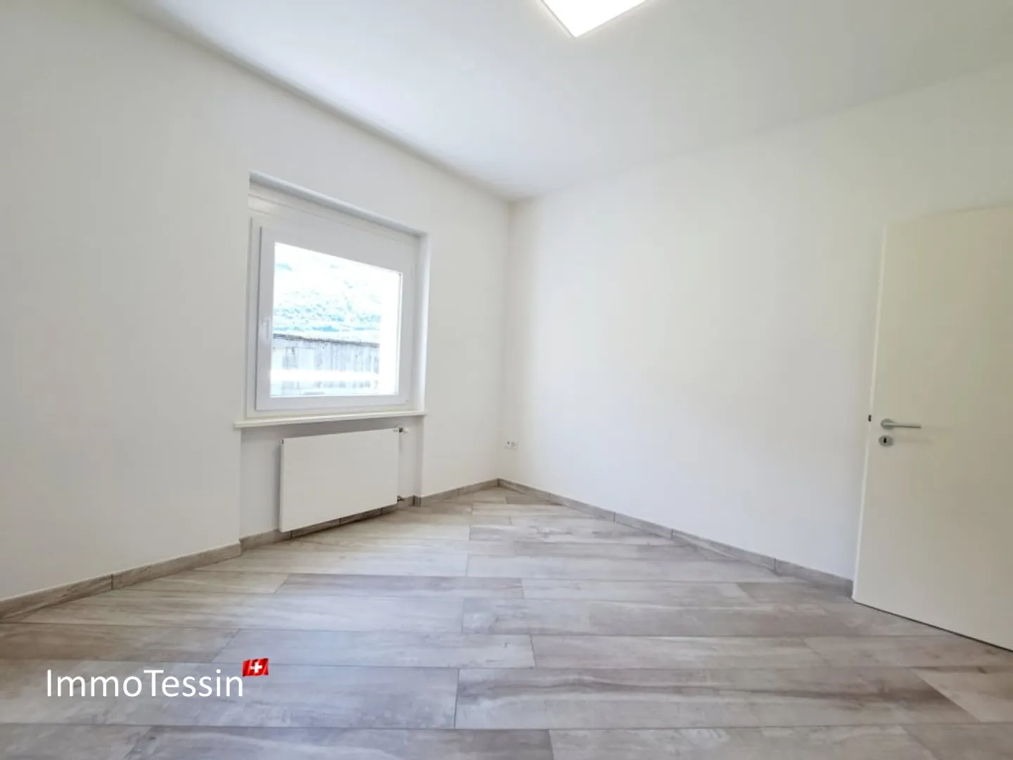 Villa completamente ristrutturata e scuderia: ideale per l'allevamento di cavalli, con terreno di 2200 m2 a Giubiasco - Foto 9 di 13