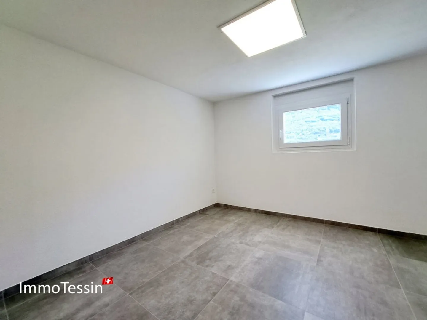 Villa completamente ristrutturata e scuderia: ideale per l'allevamento di cavalli, con terreno di 2200 m2 a Giubiasco - Foto 11 di 13