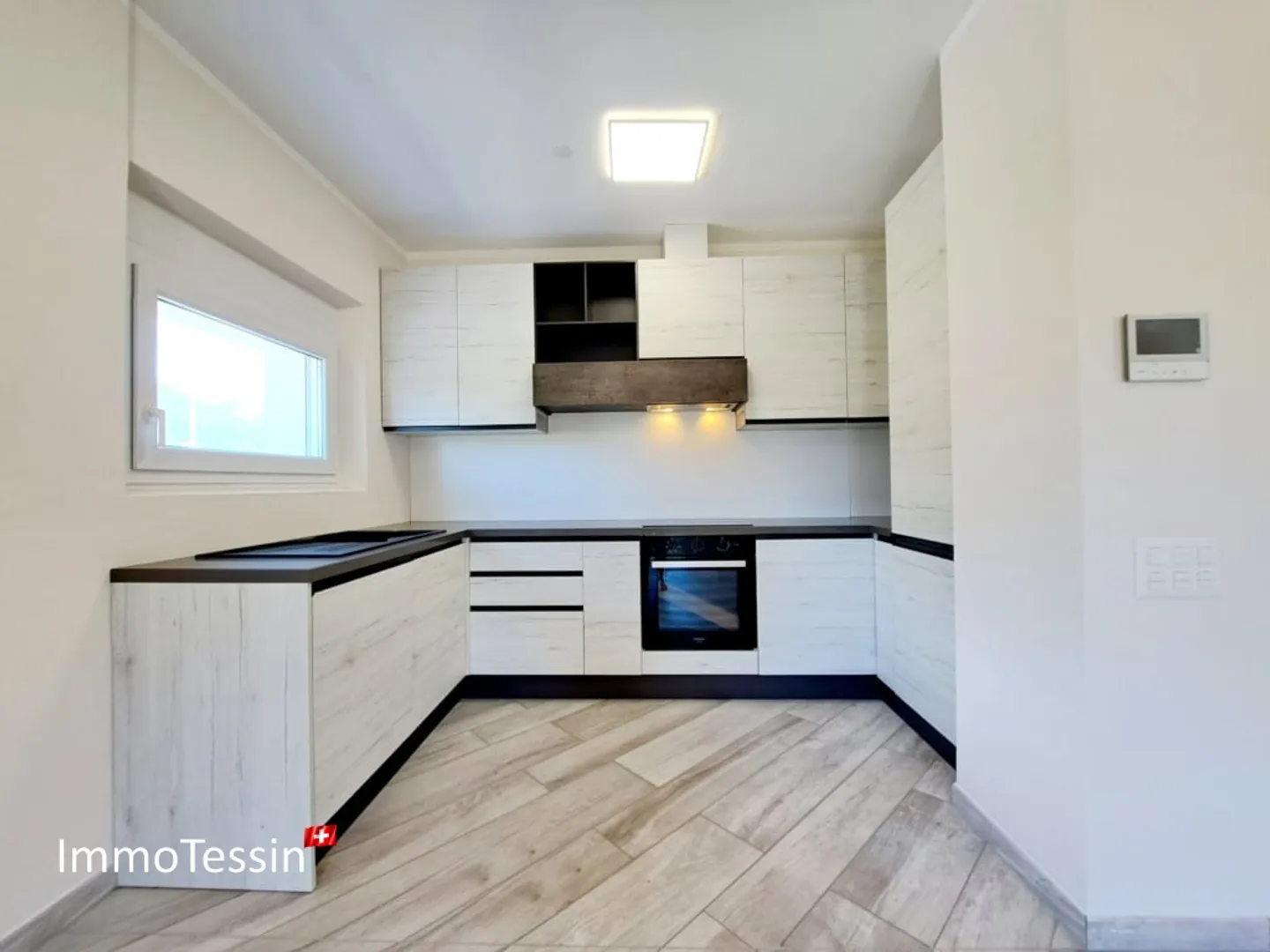 Villa completamente ristrutturata e scuderia: ideale per l'allevamento di cavalli, con terreno di 2200 m2 a Giubiasco - Foto 12 di 13