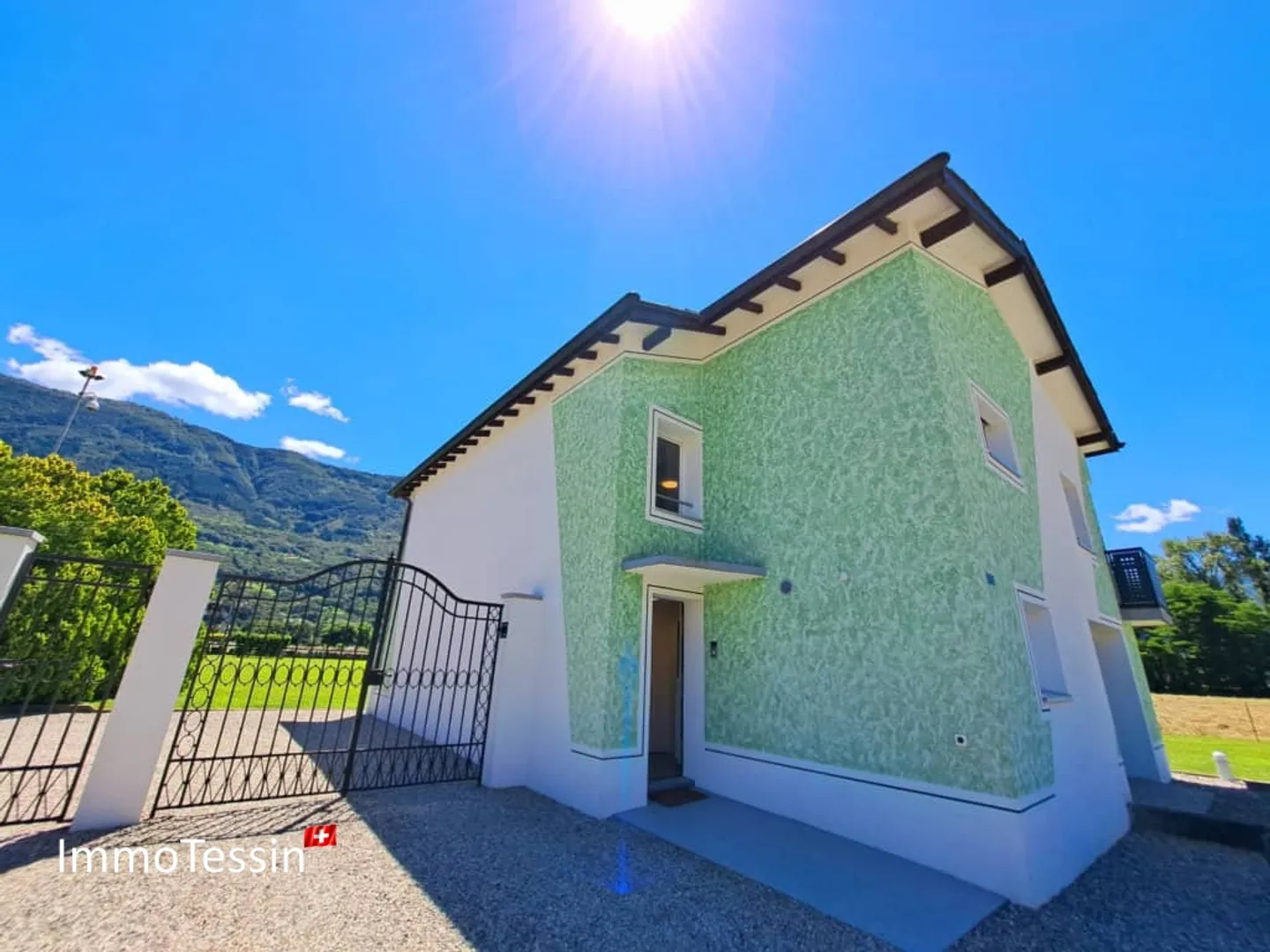 Villa completamente ristrutturata e scuderia: ideale per l'allevamento di cavalli, con terreno di 2200 m2 a Giubiasco - Foto 3 di 13