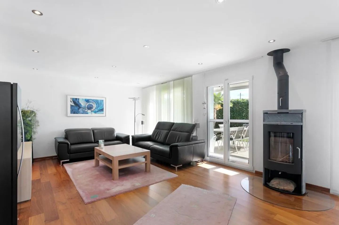 Vivere moderno con tre garage e molti extra - Foto 2 di 10