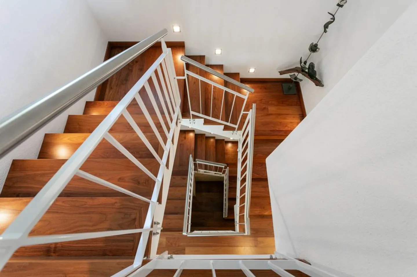Vivere moderno con tre garage e molti extra - Foto 4 di 10