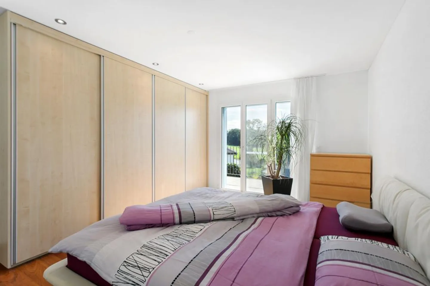 Vivere moderno con tre garage e molti extra - Foto 5 di 10
