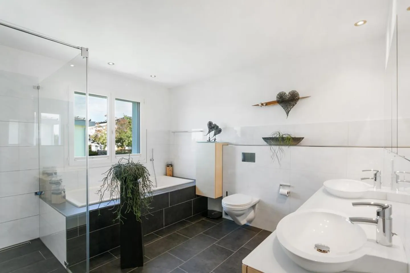 Vivere moderno con tre garage e molti extra - Foto 6 di 10