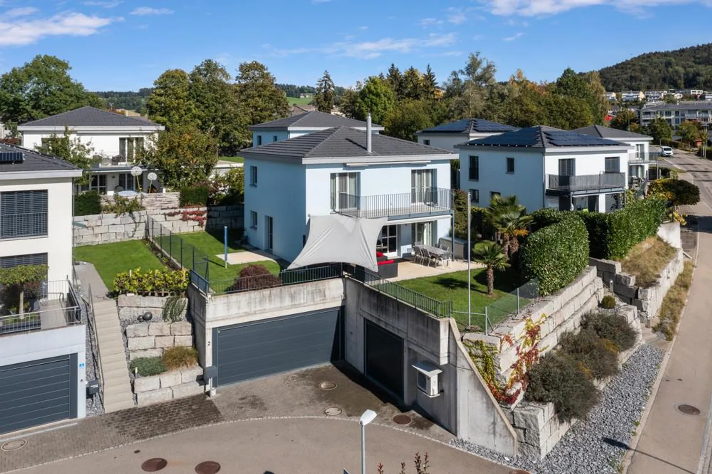 Vivere moderno con tre garage e molti extra - Foto 8 di 10
