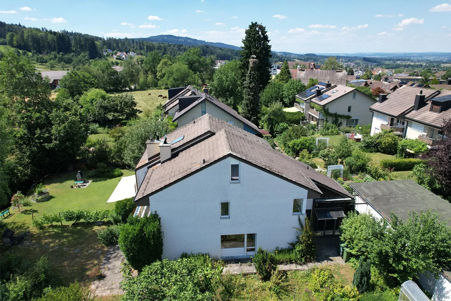 Charming 4.5-room terraced single-family house in Oetwil am See - Photo 2 of 17
