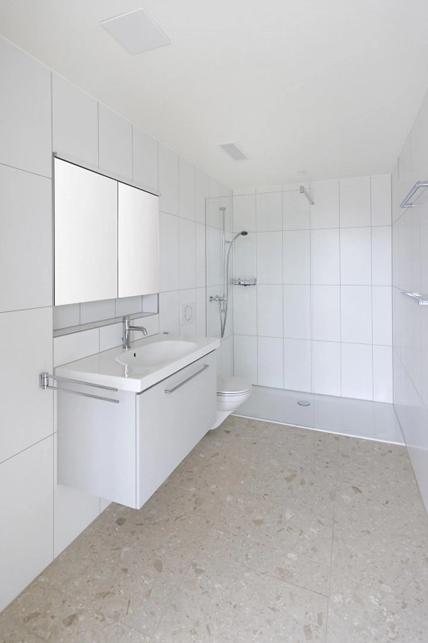 Great 2.5-room penthouse apartment with large terrace for rent - Photo 4 of 11