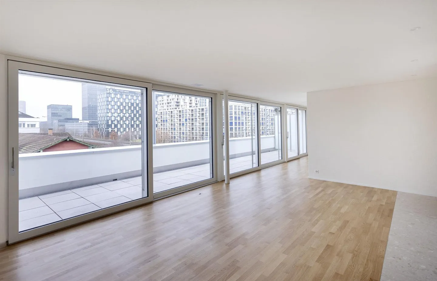 Great 2.5-room penthouse apartment with large terrace for rent - Photo 8 of 11