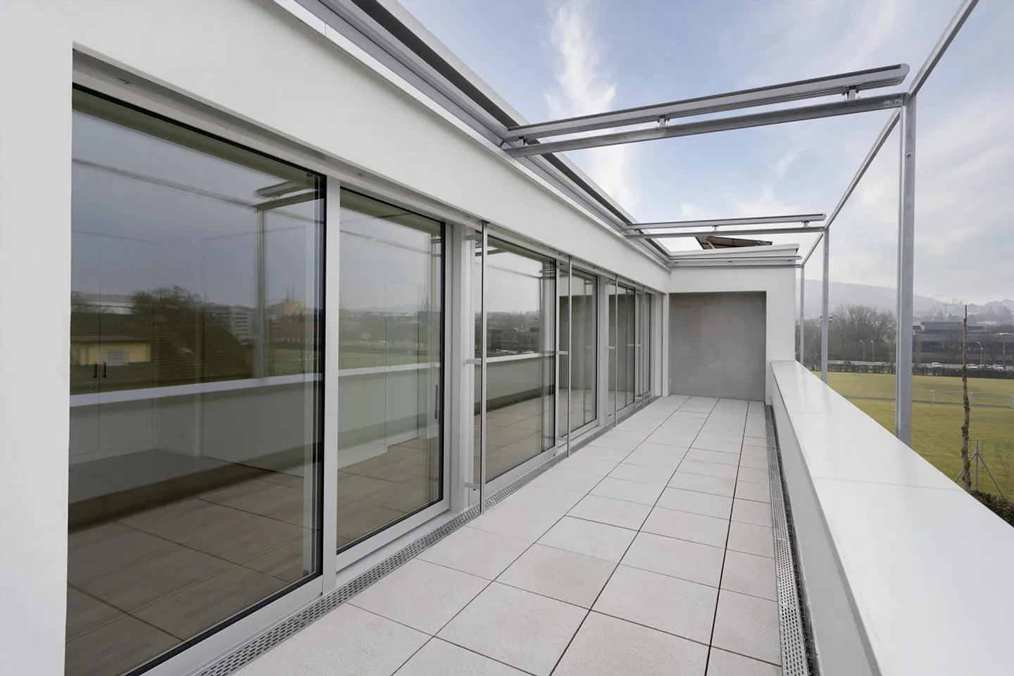 Great 2.5-room penthouse apartment with large terrace for rent - Photo 9 of 11