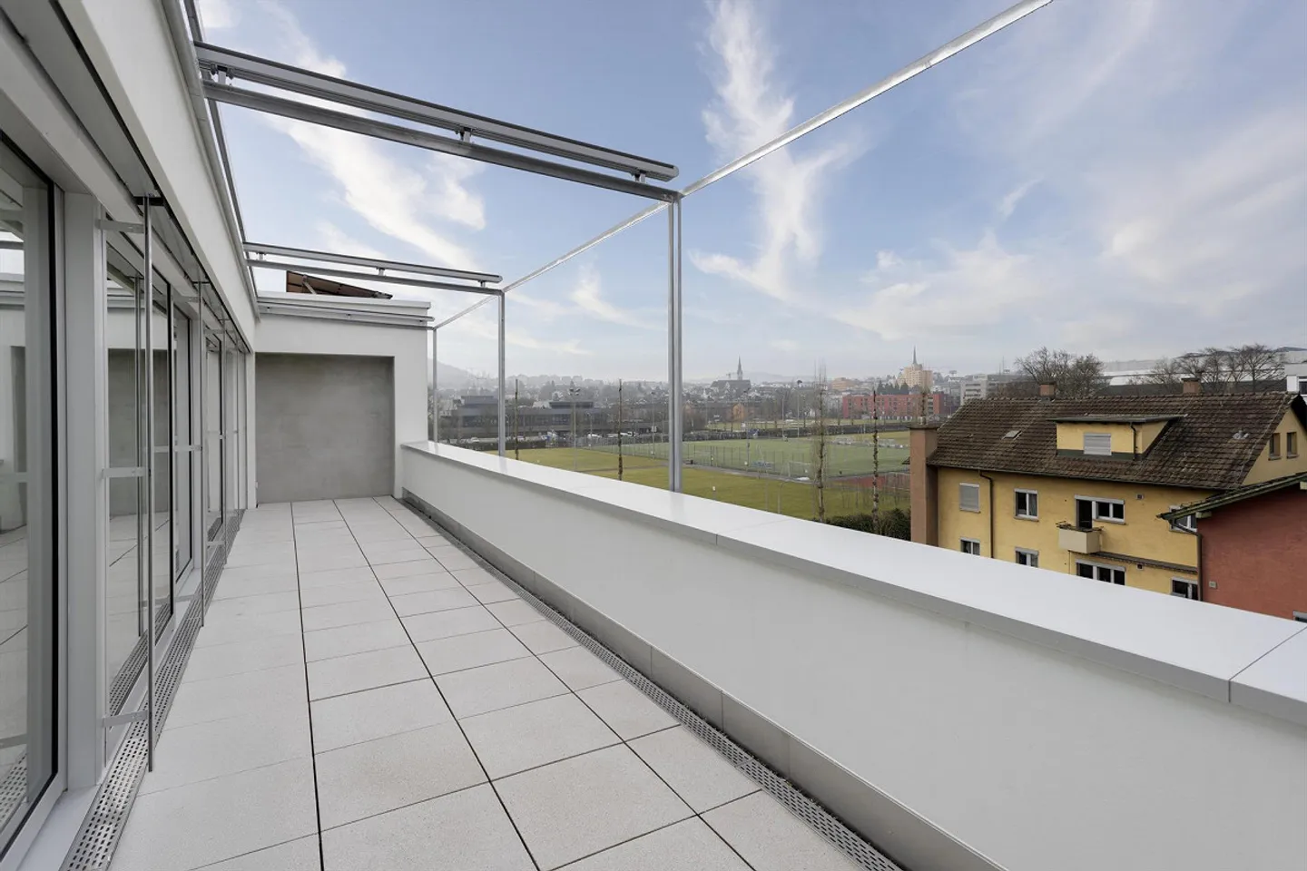 Great 2.5-room penthouse apartment with large terrace for rent - Photo 10 of 11