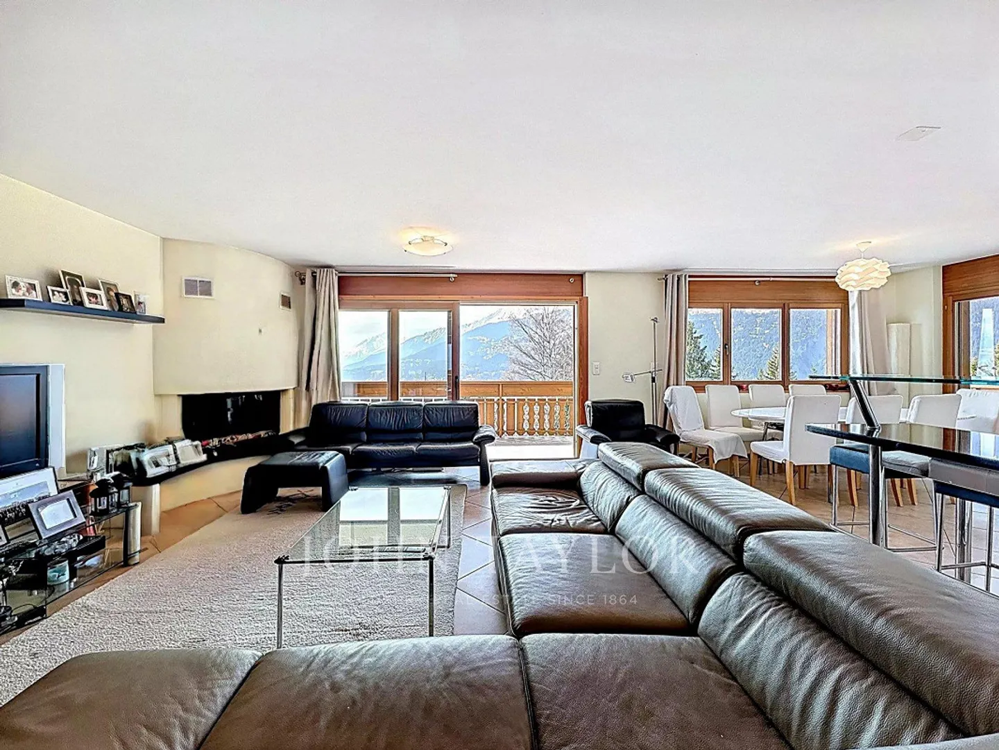 Appartement Charmant avec Vue Panoramique - Photo 2 sur 7