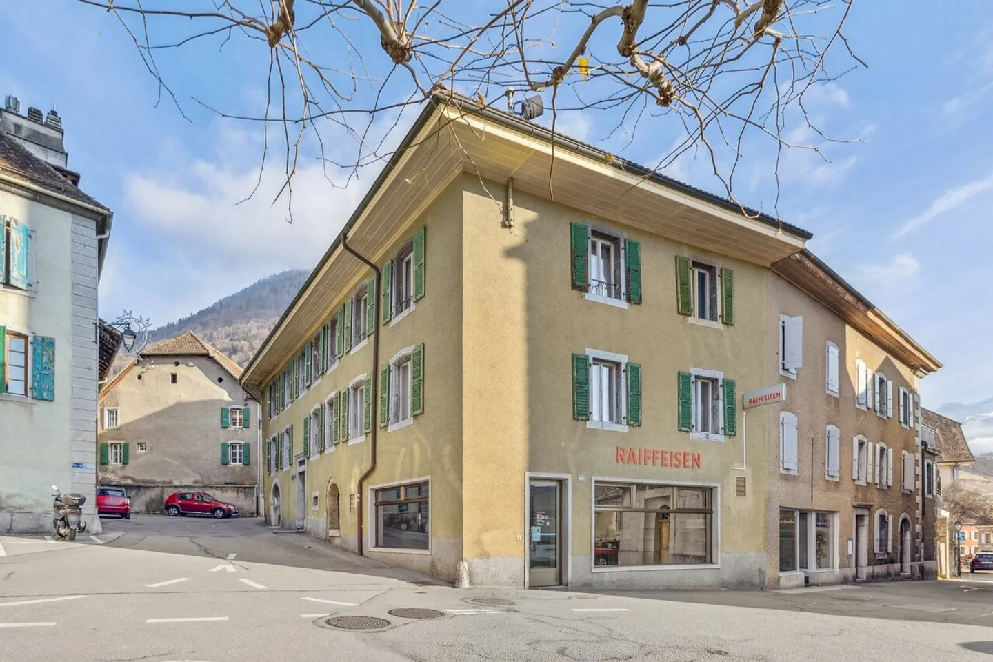 Edificio a uso misto nel cuore del villaggio di Ollon - Foto 1 di 13