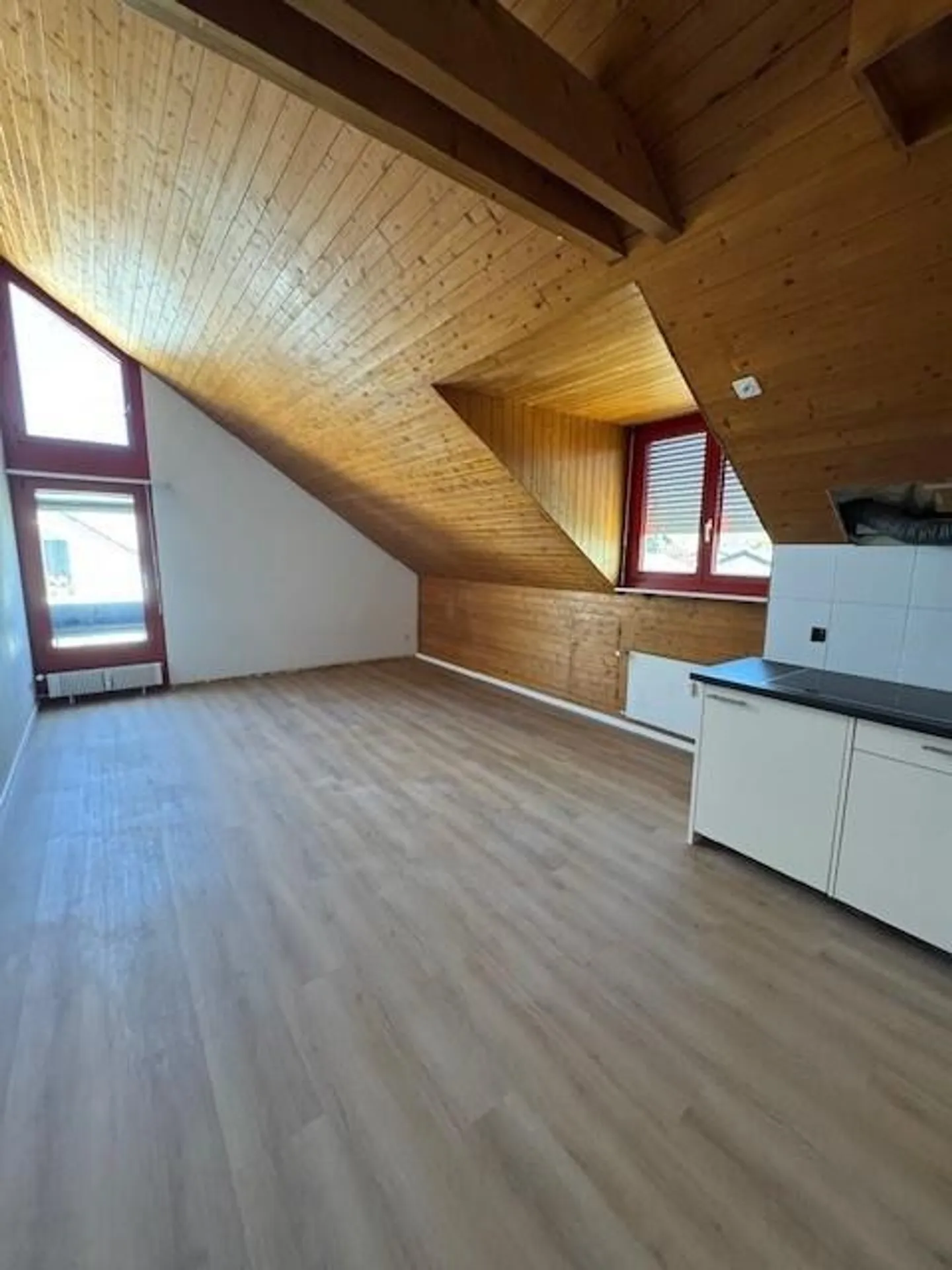 Charmante Dachwohnung mit renovierter Küche - Foto 2 von 6