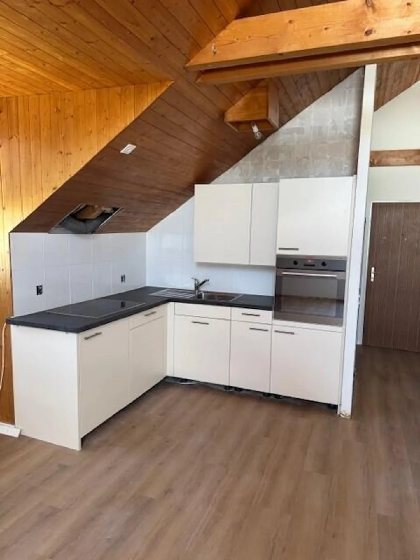 Charmante Dachwohnung mit renovierter Küche - Foto 3 von 6