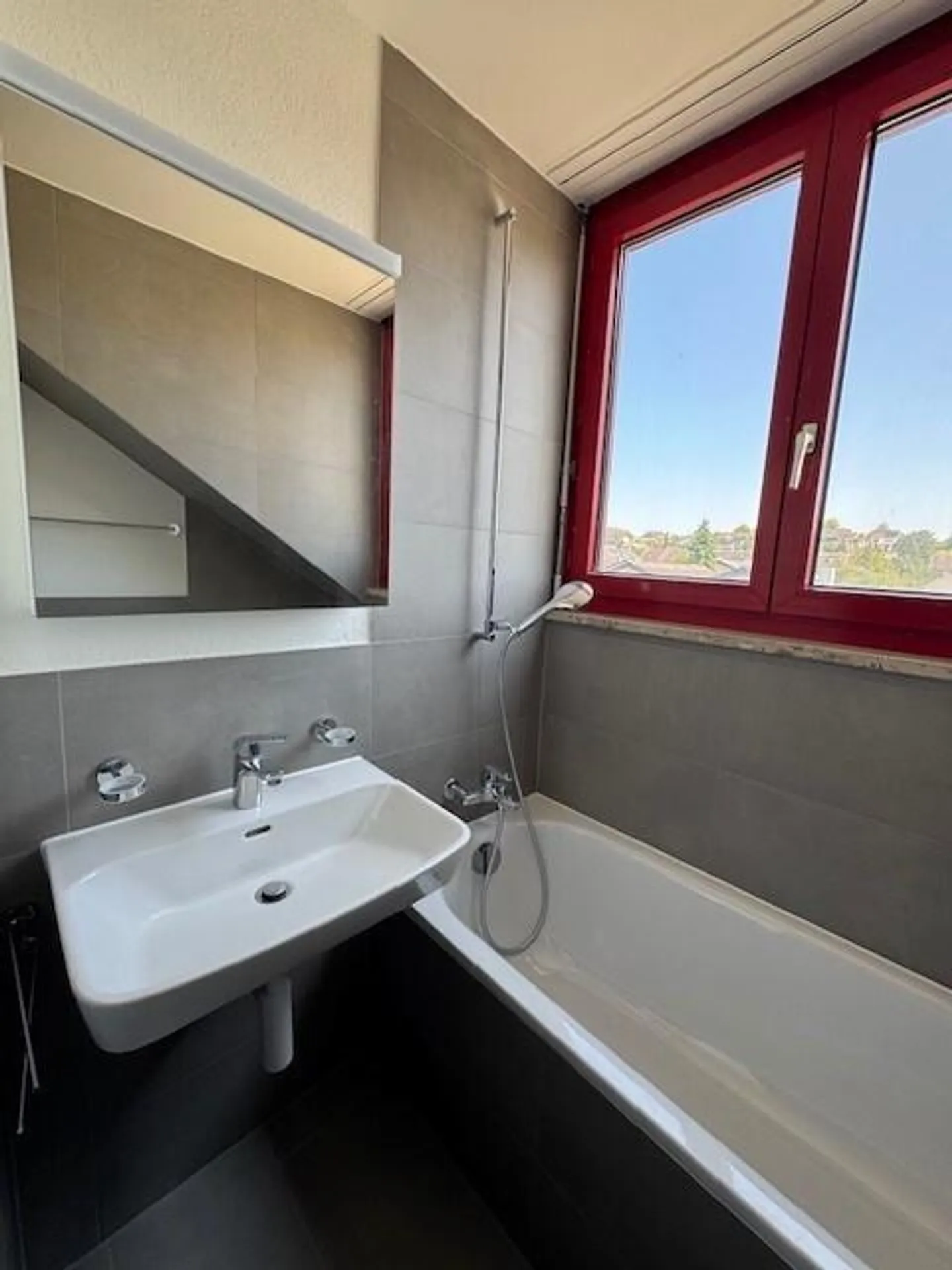 Charmante Dachwohnung mit renovierter Küche - Foto 4 von 6