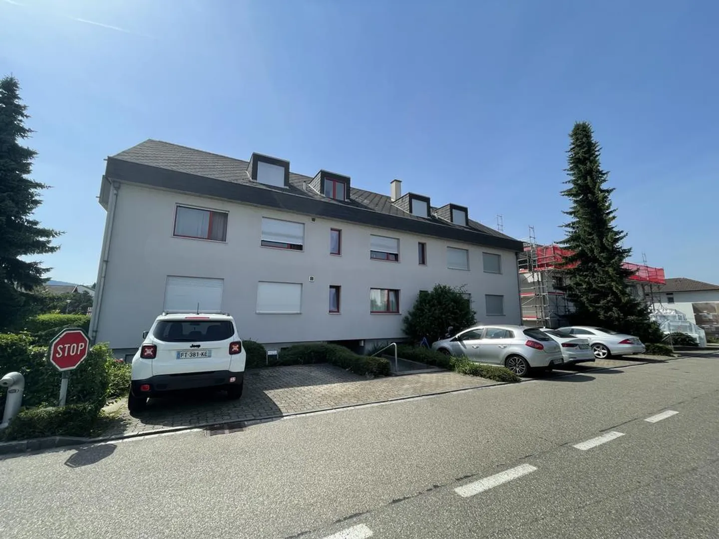 Charmante Dachwohnung mit renovierter Küche - Foto 1 von 6