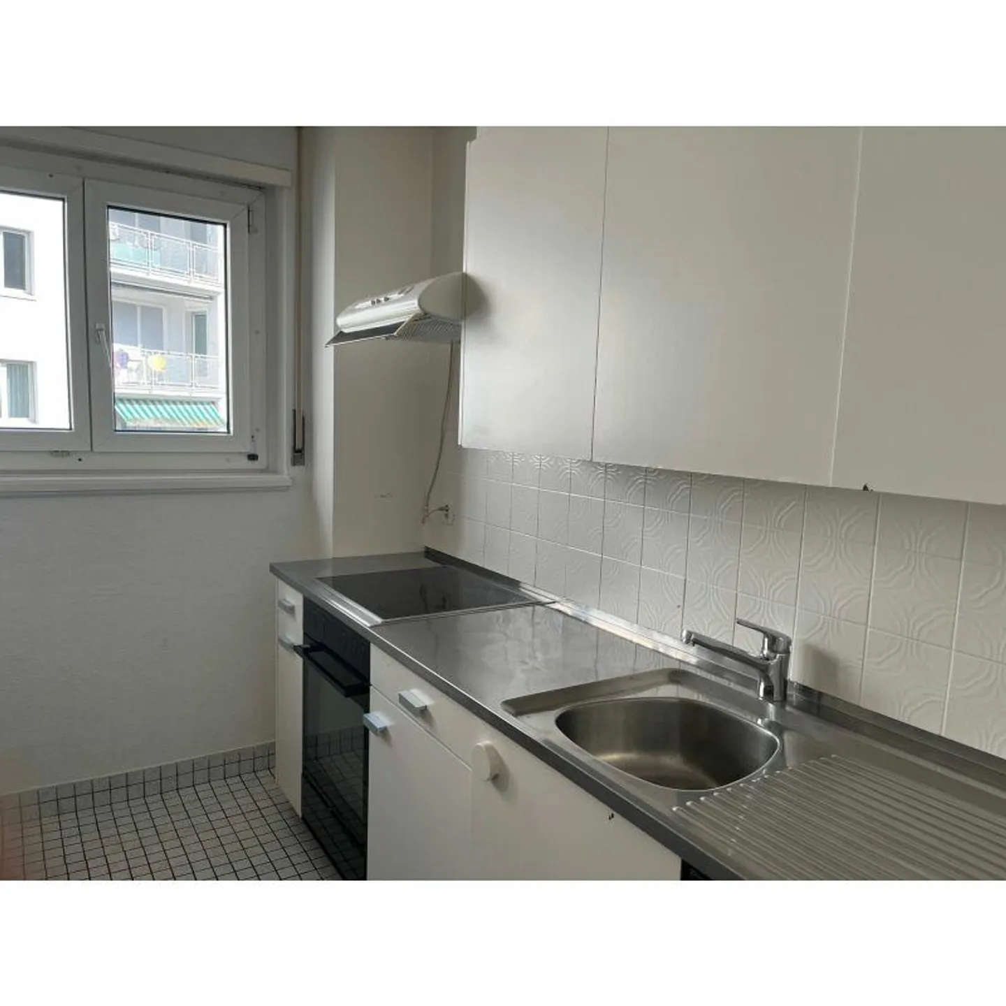 Appartamento in città a prezzi accessibili con cucina e bagno vintage, grandi finestre, stanze luminose, vetro insonorizzato - Foto 2 di 10