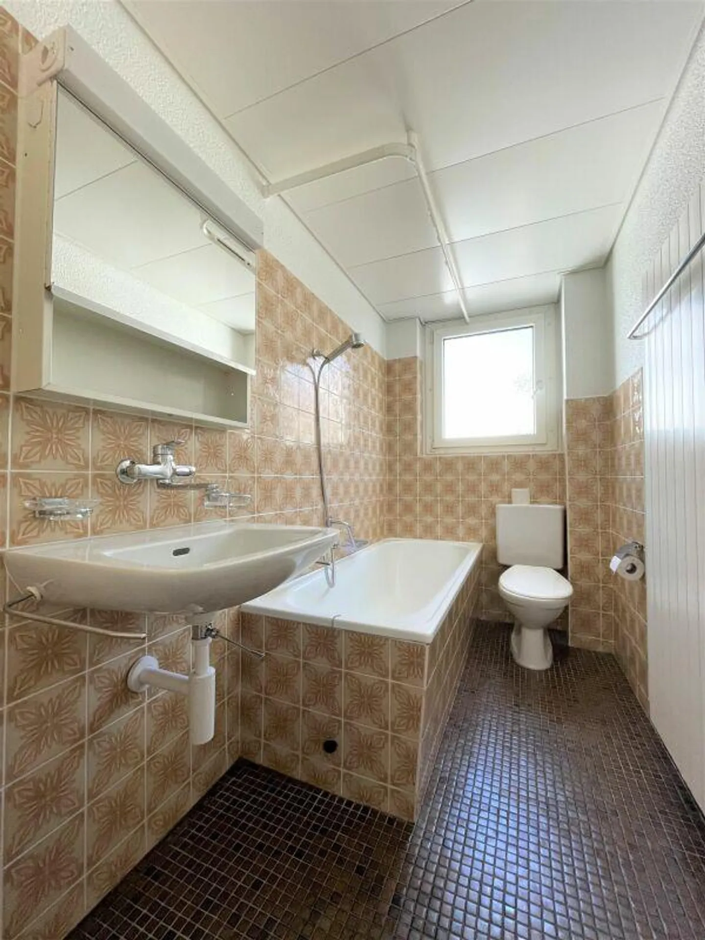 Appartamento in città a prezzi accessibili con cucina e bagno vintage, grandi finestre, stanze luminose, vetro insonorizzato - Foto 3 di 10