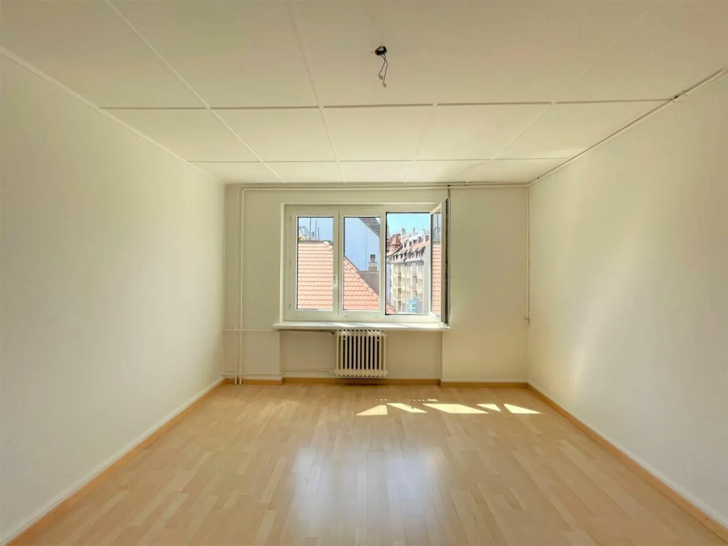 Appartamento in città a prezzi accessibili con cucina e bagno vintage, grandi finestre, stanze luminose, vetro insonorizzato - Foto 4 di 10