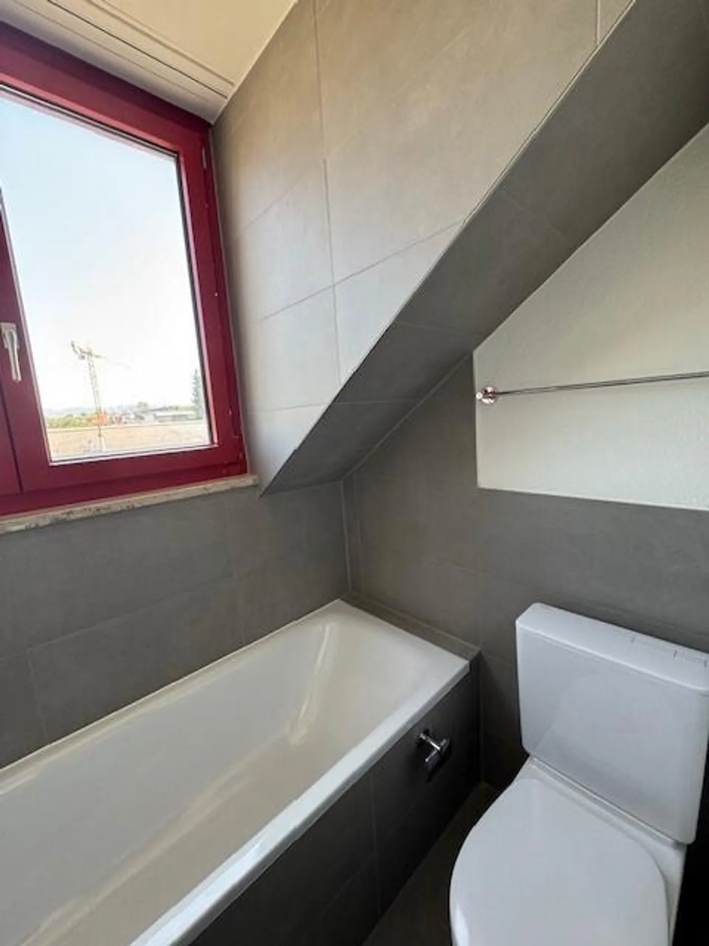 Charmante Dachwohnung mit renovierter Küche - Foto 5 von 6