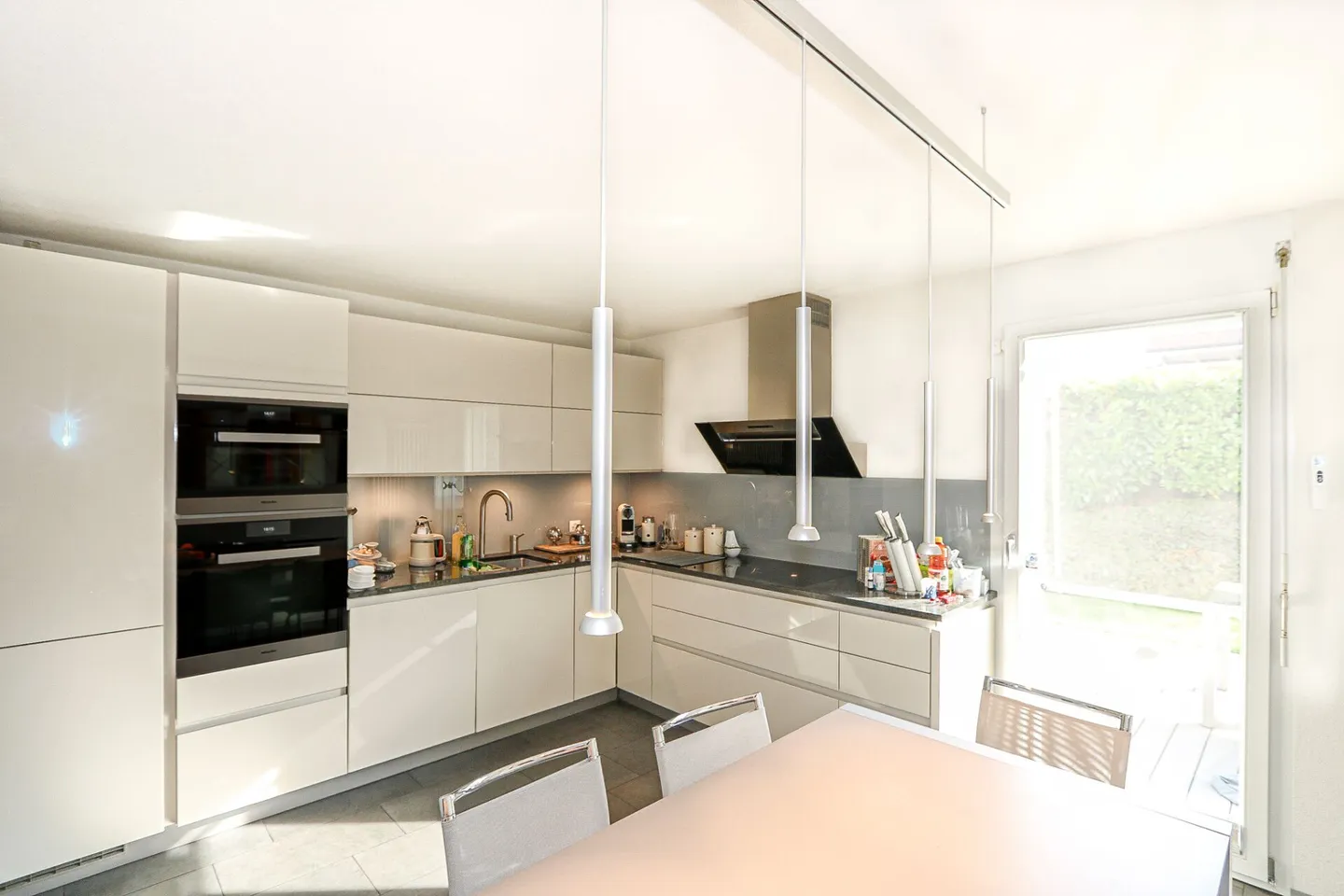 Vivere con eleganza in una casa unifamiliare di 6 stanze a Bättwil - Foto 9 di 18