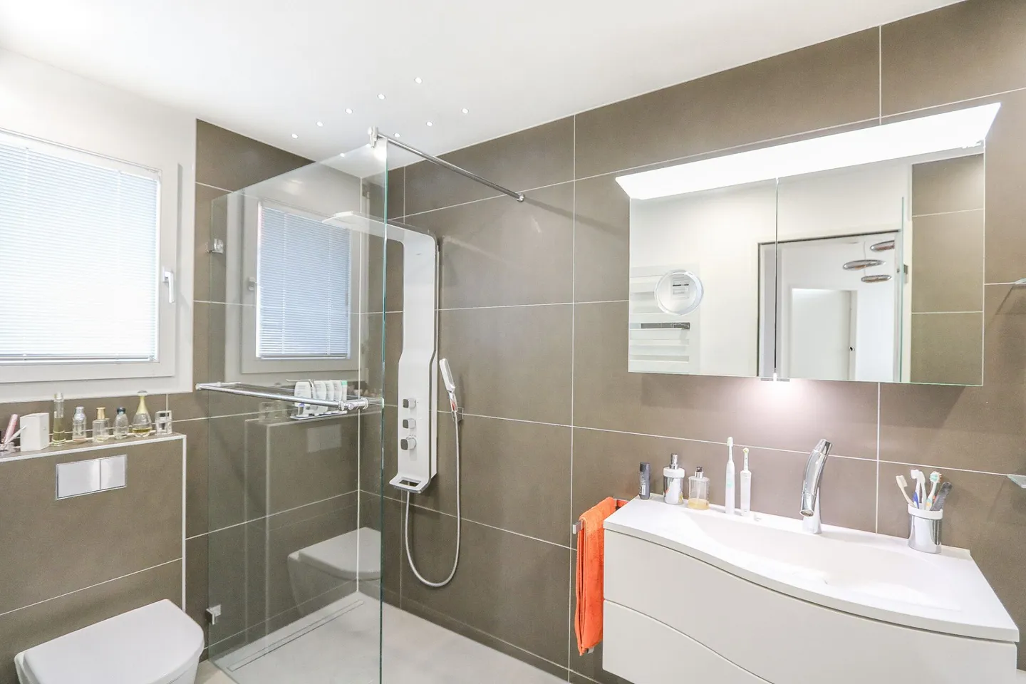 Vivere con eleganza in una casa unifamiliare di 6 stanze a Bättwil - Foto 11 di 18