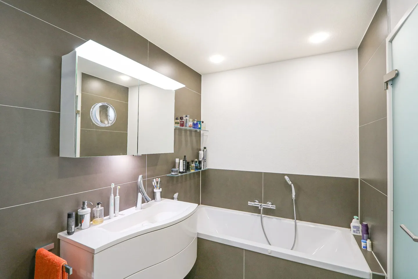 Vivere con eleganza in una casa unifamiliare di 6 stanze a Bättwil - Foto 12 di 18