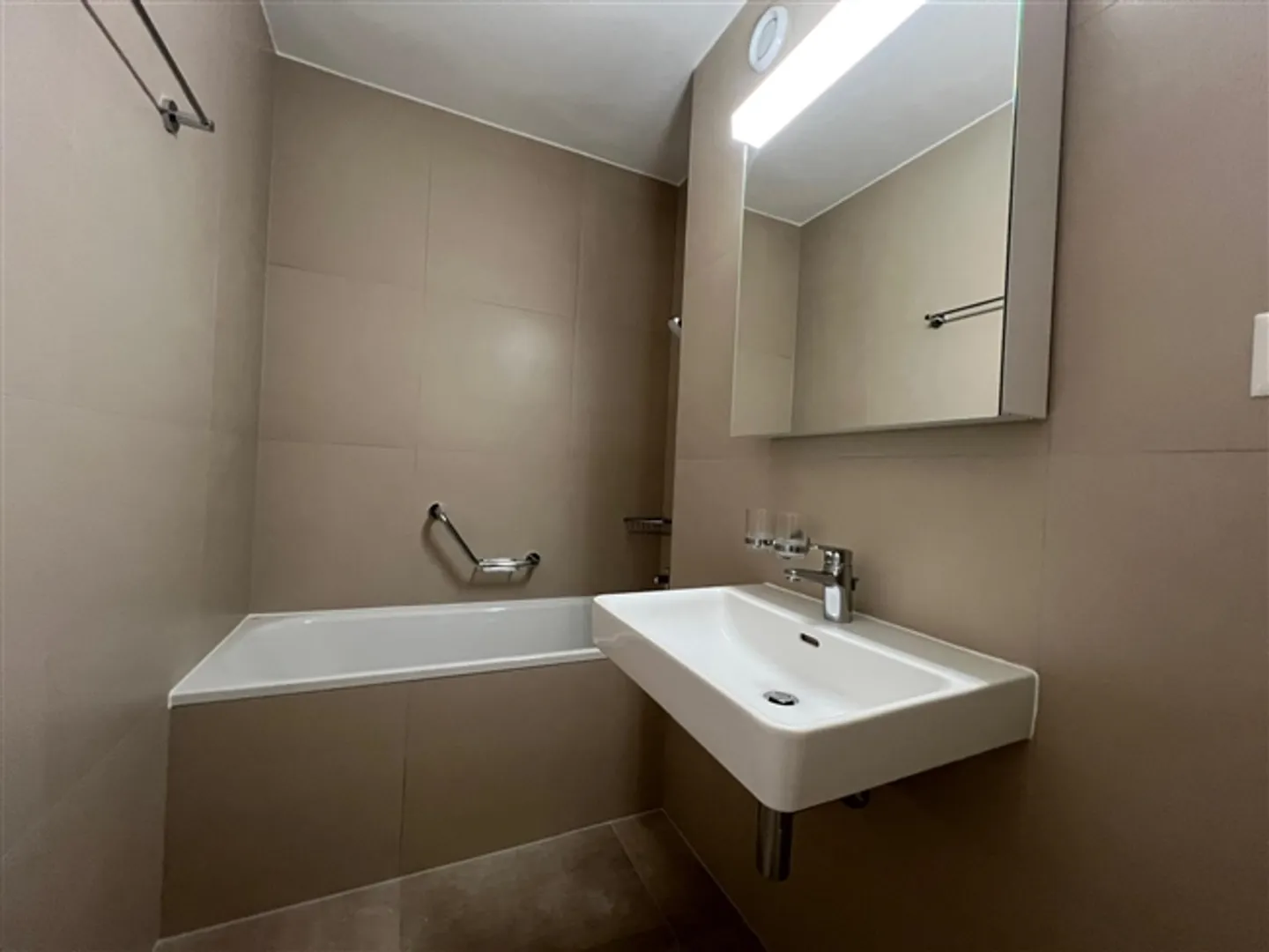 Completely renovated apartment just a stone's throw from the city - Photo 2 of 6