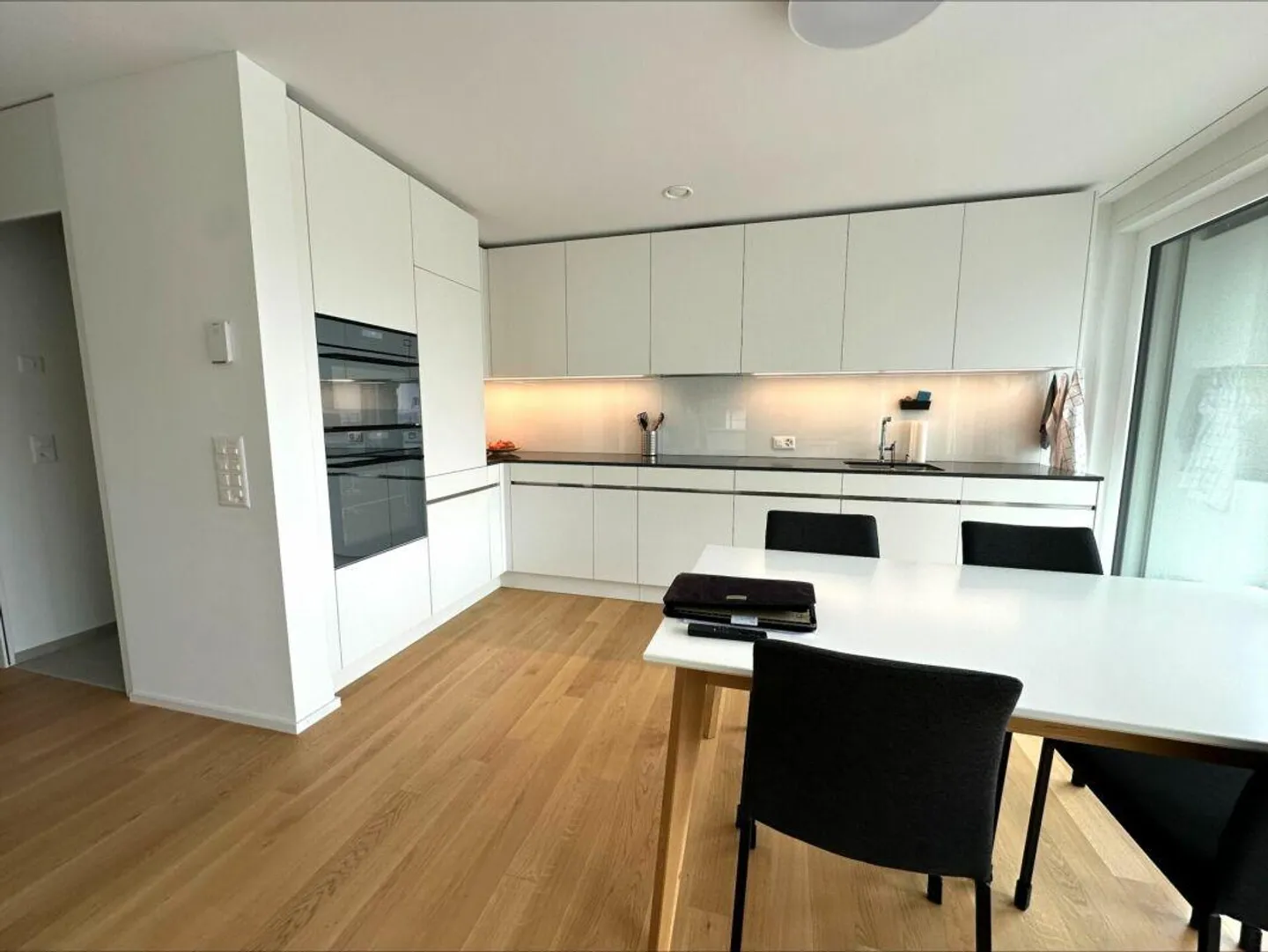 Comfort abitativo contemporaneo con arredi di alta qualità e terrazza soleggiata - Foto 2 di 9